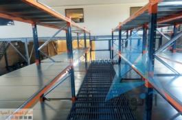 قفسه بندی فلزی و جعبه های پلاستیکی انبار